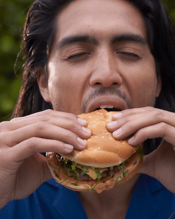 Ein supersaftiger pflanzlicher Beyond Burger, der köstlich fleischig schmeckt.